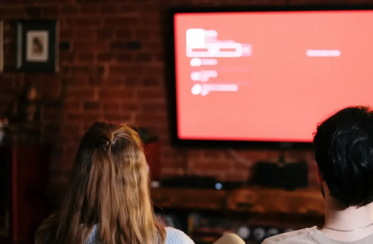 lidé se dívají na televizi