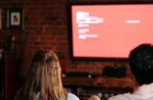 lidé se dívají na televizi