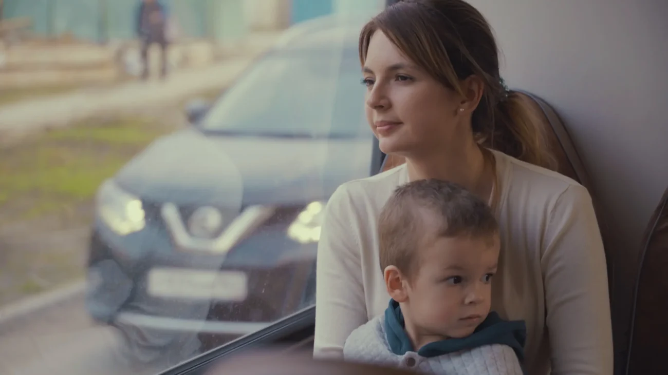 shutterstock_1097347943-2 | TVGURU.cz Žena sedí v autobusu a na klíně má chlapečka.