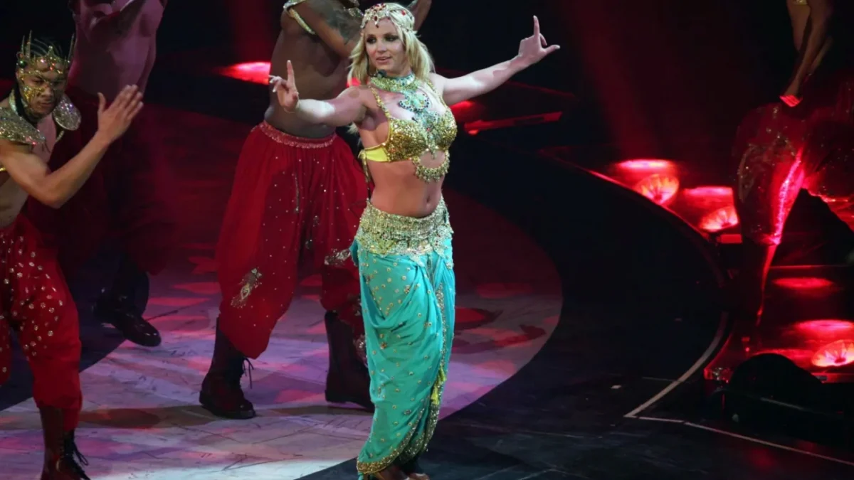 Na pódiu tančící Britney Spears.