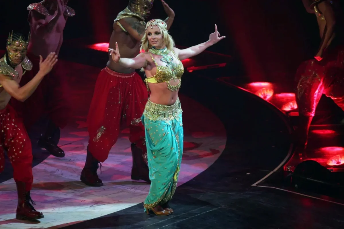 Na pódiu tančící Britney Spears.