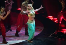 Na pódiu tančící Britney Spears.