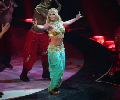 Na pódiu tančící Britney Spears.