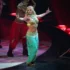 Na pódiu tančící Britney Spears.