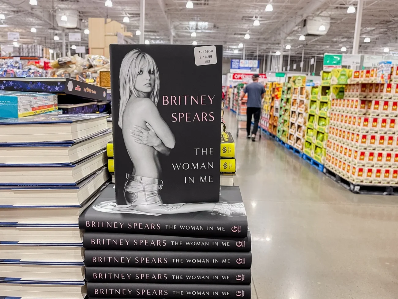 Knížky Britney Spears vyskládané v obchodě.