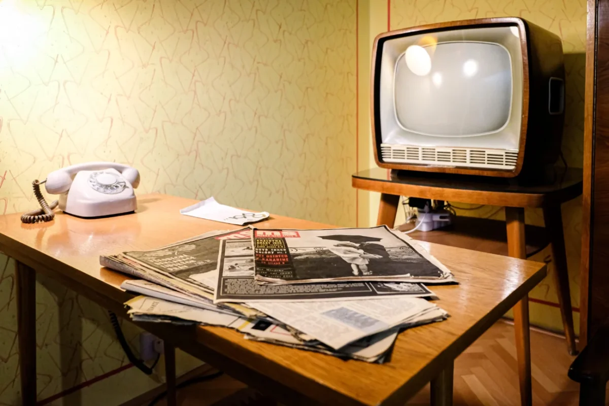 stůl před televizí