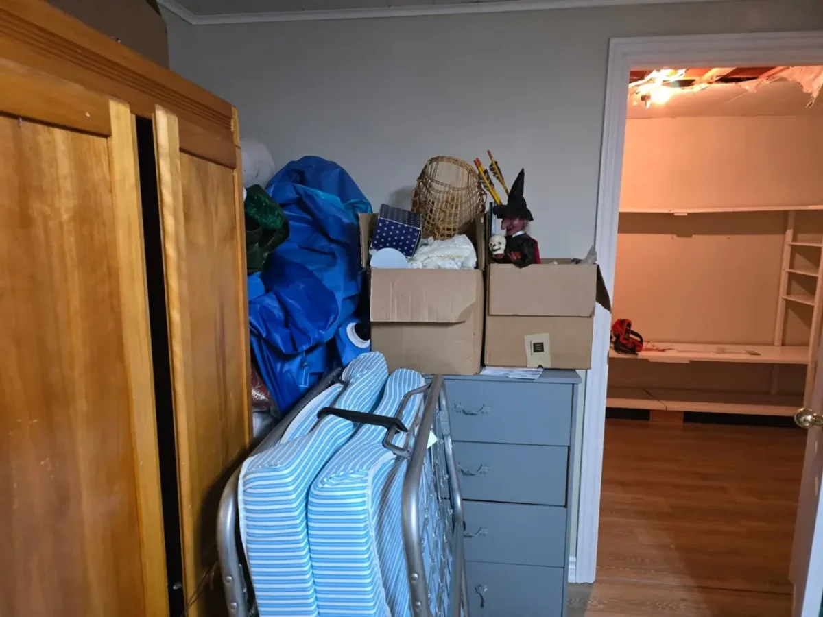 starý nábytek ve sklepě