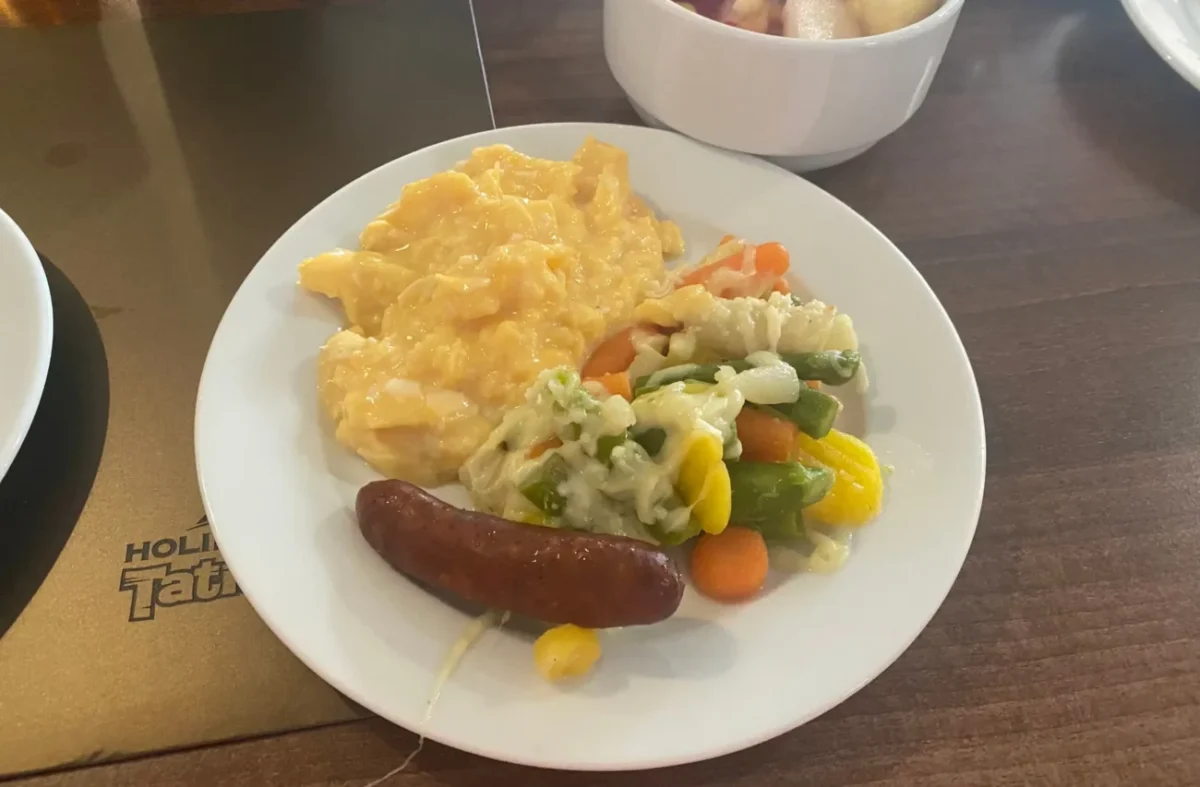 snídaně na talíři v hotelu