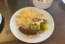 snídaně na talíři v hotelu