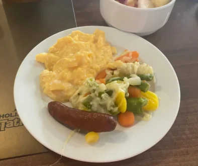 snídaně na talíři v hotelu