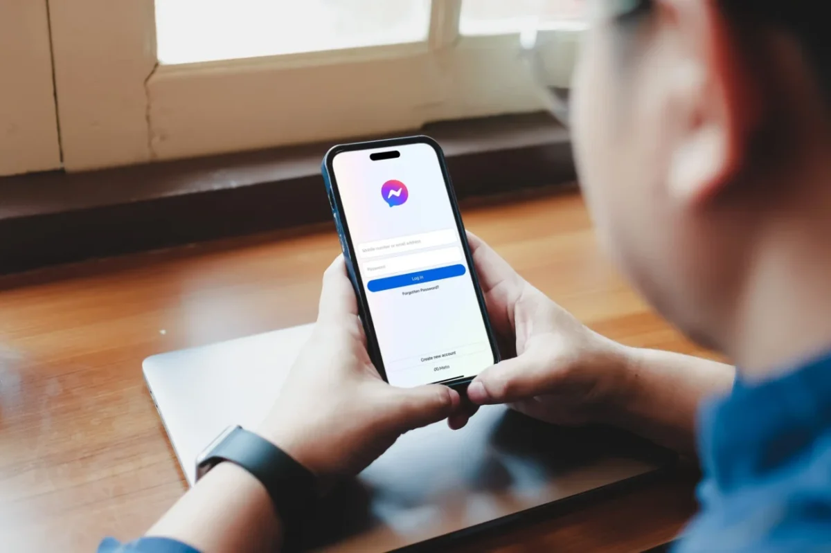 Muž s telefonem v ruce.