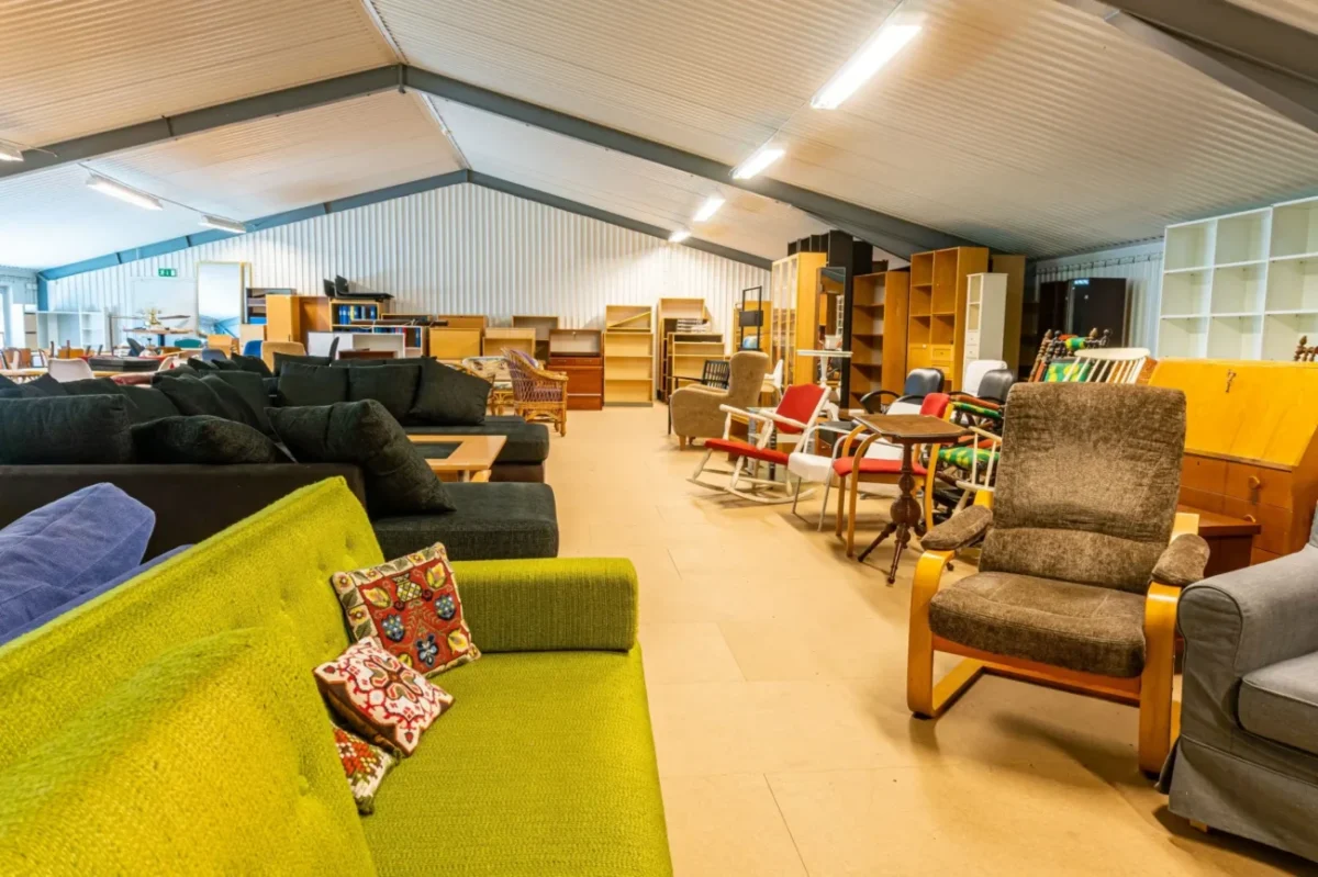 místnost plná kusů retro nábytku