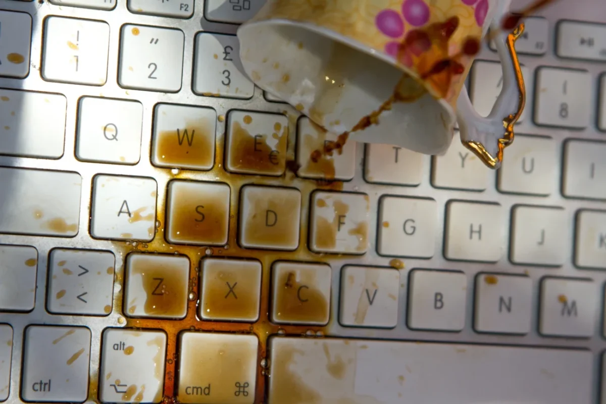 Vylitá káva na klávesnici