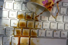 Vylitá káva na klávesnici