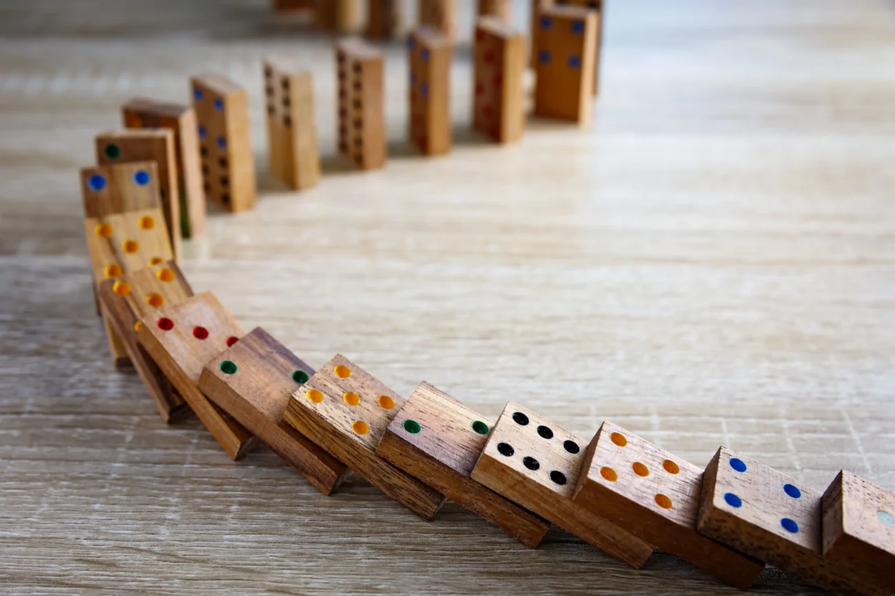 shutterstock_2169535867-2 | TVGURU.cz Padající domino na podlaze