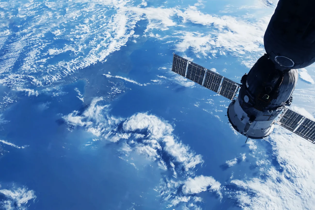 shutterstock_2291065933-2 | TVGURU.cz Satelit vznášející se nad Zemí.
