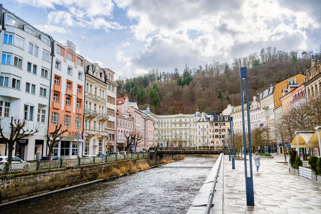 shutterstock_2406419749-2-2 | TVGURU.cz Karlovy Vary