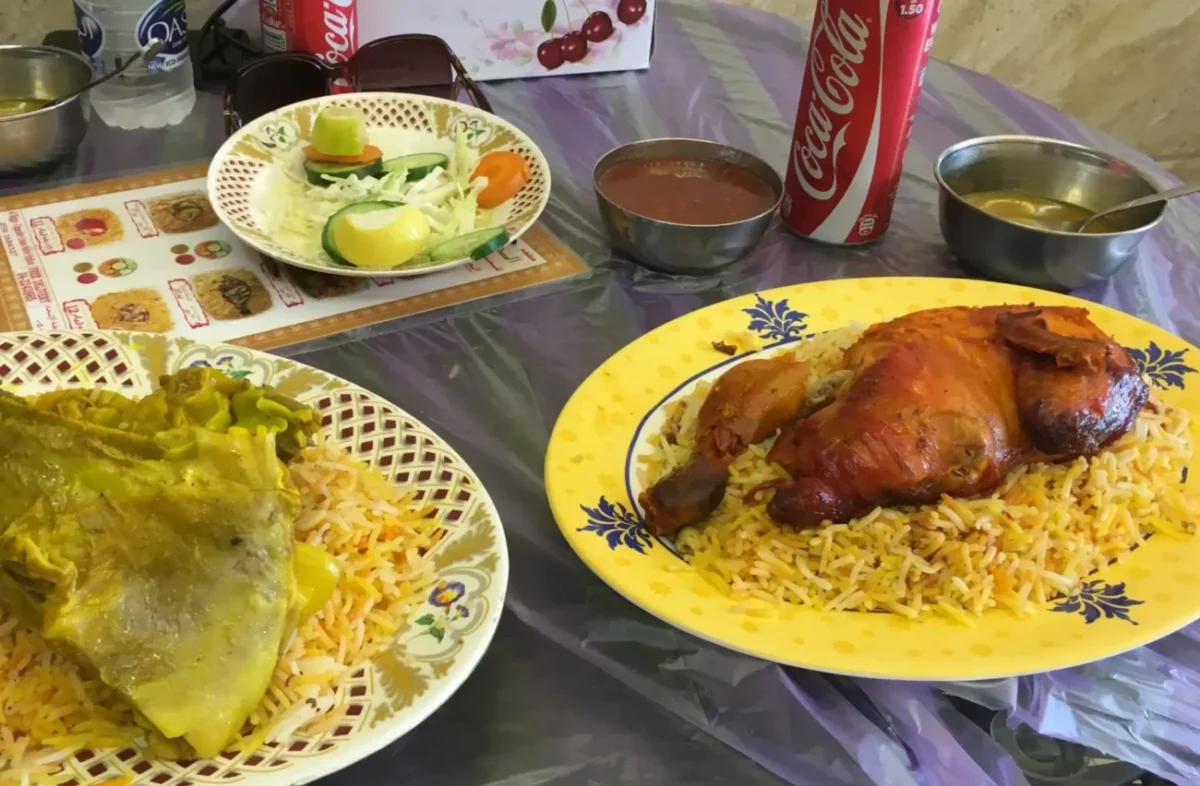 rýže na talíři s masem v restauraci