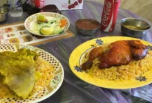 rýže na talíři s masem v restauraci