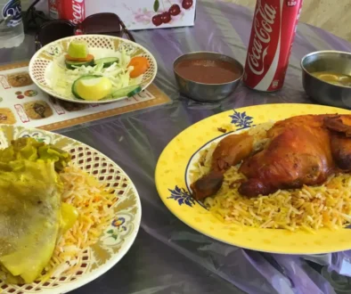 rýže na talíři s masem v restauraci
