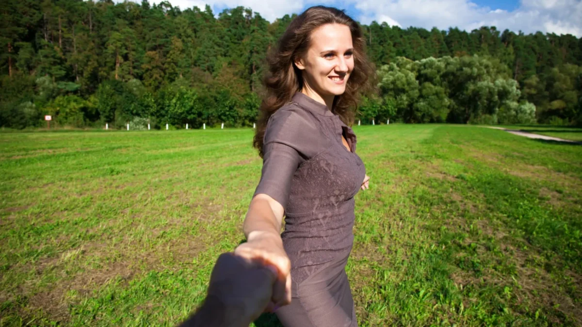 žena drží ruku muže