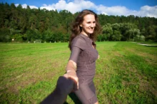 žena drží ruku muže