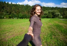 žena drží ruku muže