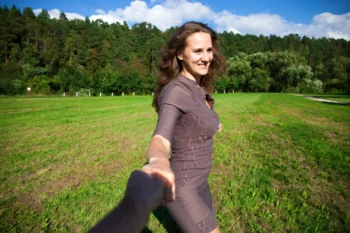 žena drží ruku muže