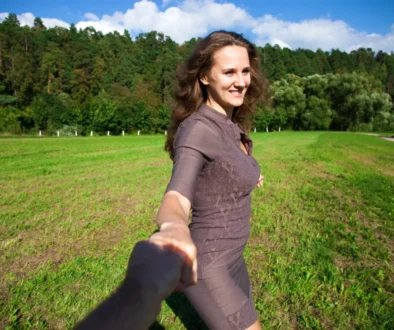 žena drží ruku muže