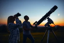 pár který dalekohledem a teleskopem pozoruje vesmír