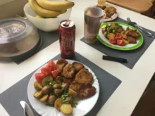 brambory na talíři na stole