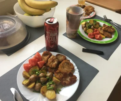 brambory na talíři na stole