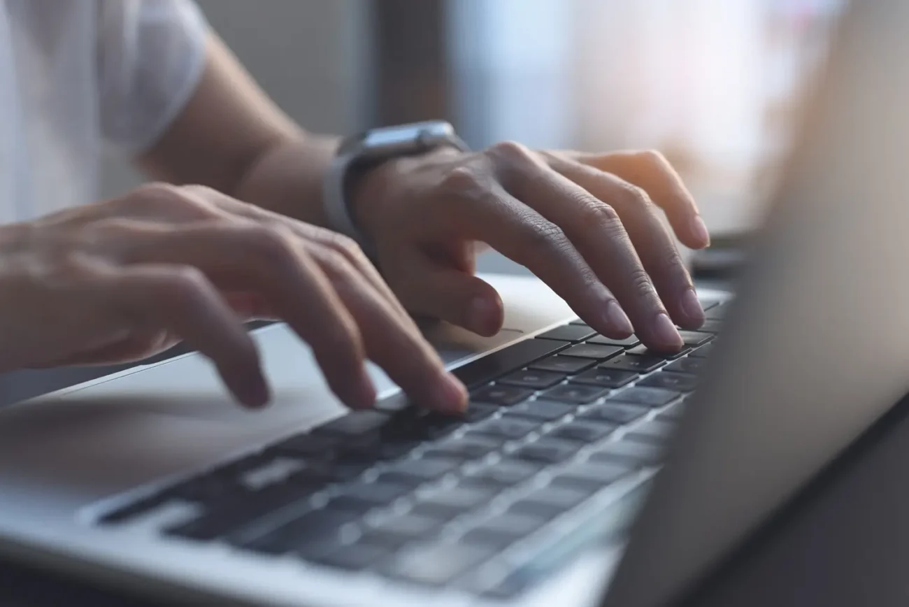 Pokud si váš mazlíček na vás lehá na jedno místo neztrácejte čas a raději jděte na vyšetření Shutterstock | TVGURU.cz Člověk ťuká prsty do klávesnice.