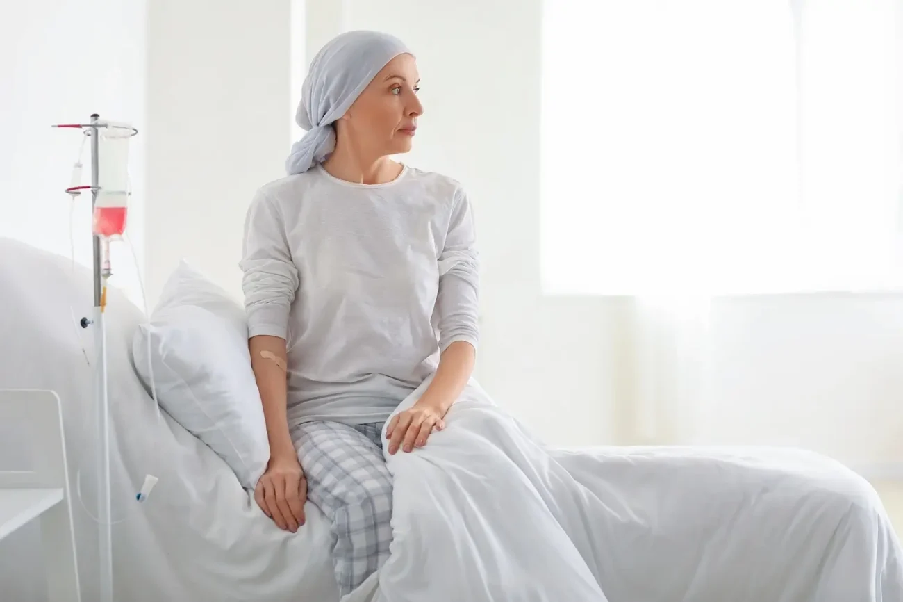 Váš domácí mazlíček vám může zachránit život Shutterstock | TVGURU.cz Žena sedí na posteli po chemoterapii.
