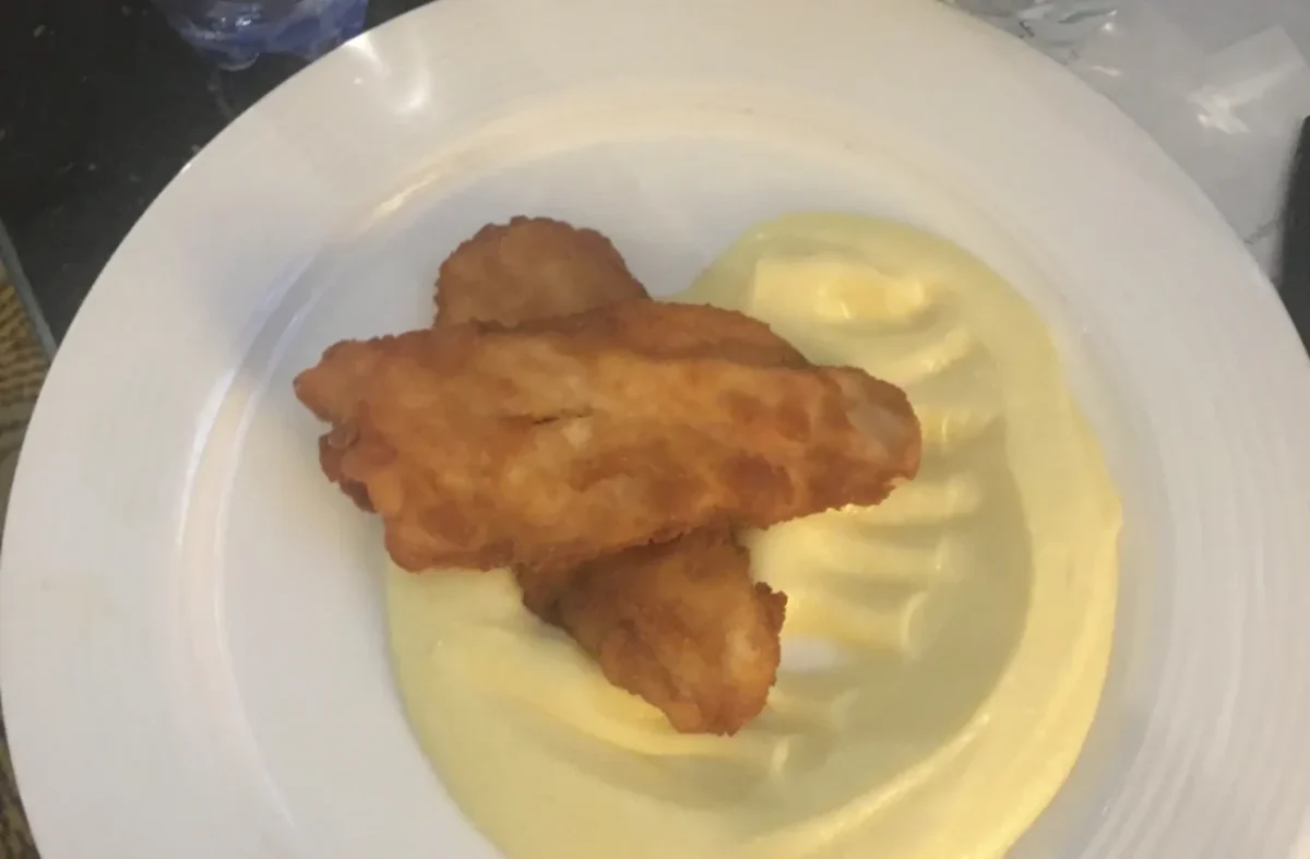 řízek s kaší na talíři