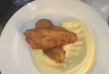 řízek s kaší na talíři