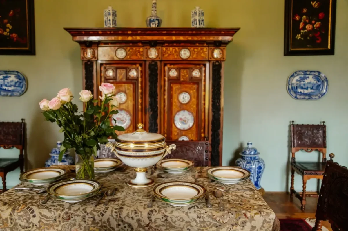 retro jídelna, prostřený stůl, velká skříň