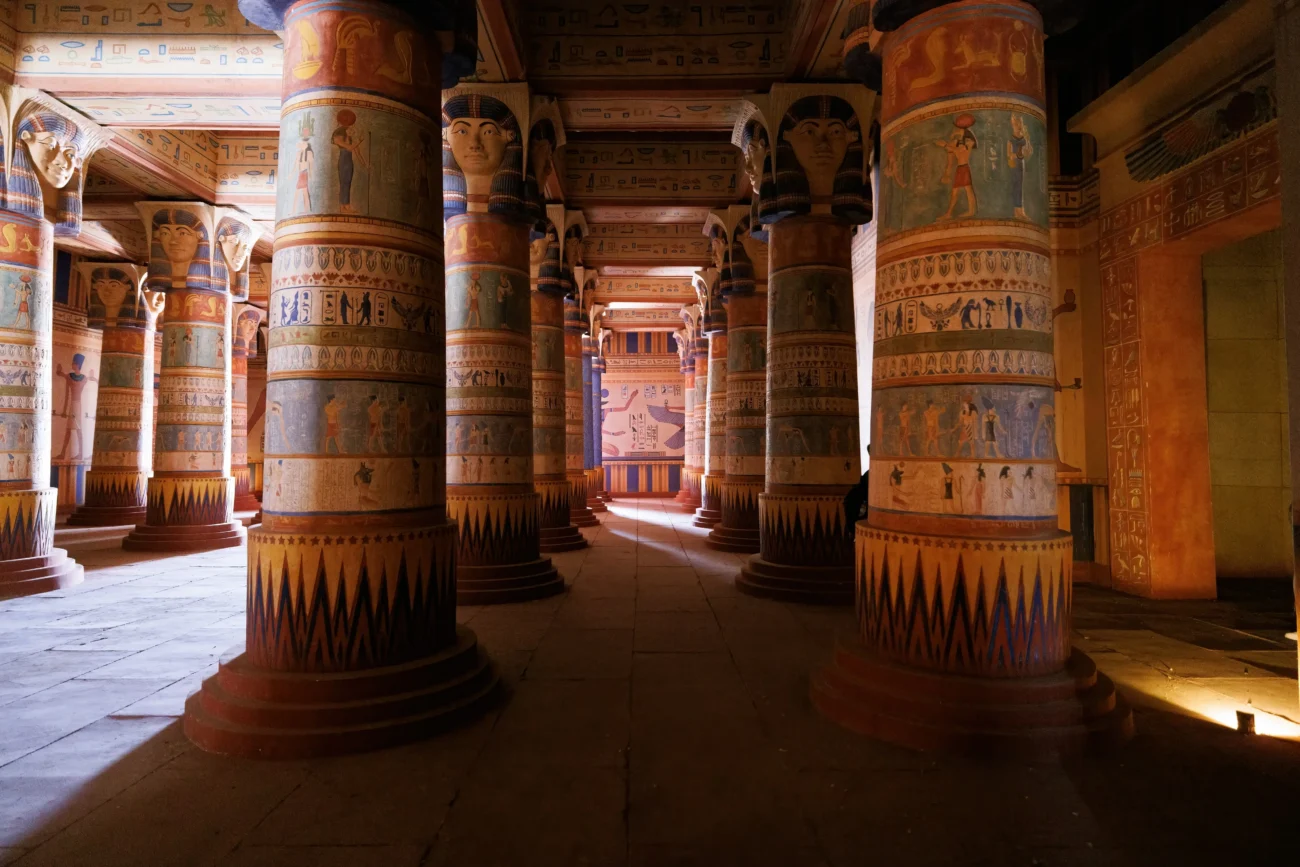 shutterstock_2647729161 1 | TVGURU.cz Chrám ve starém Egyptě se sloupy.