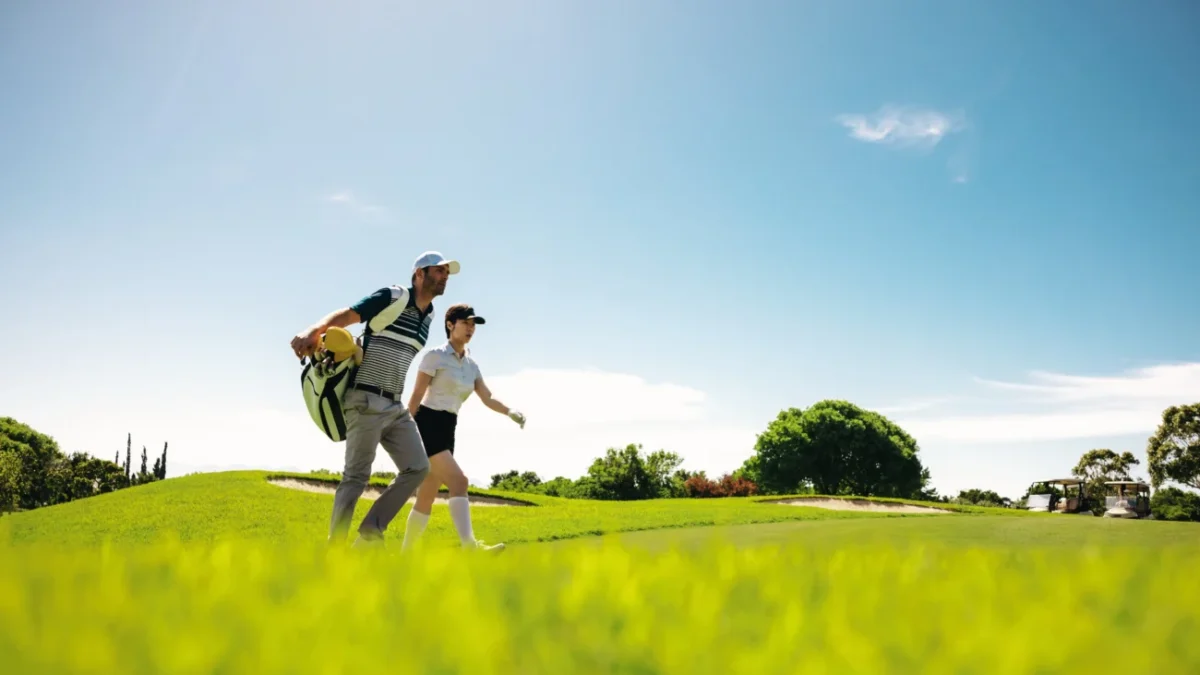 muž a žena na golfu