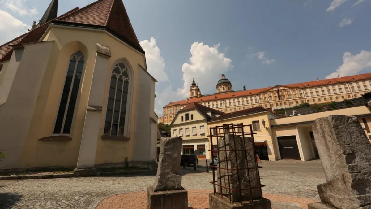 Město.