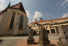 Město.