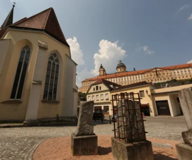 Město.