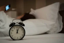 na hodinách je půlnoc