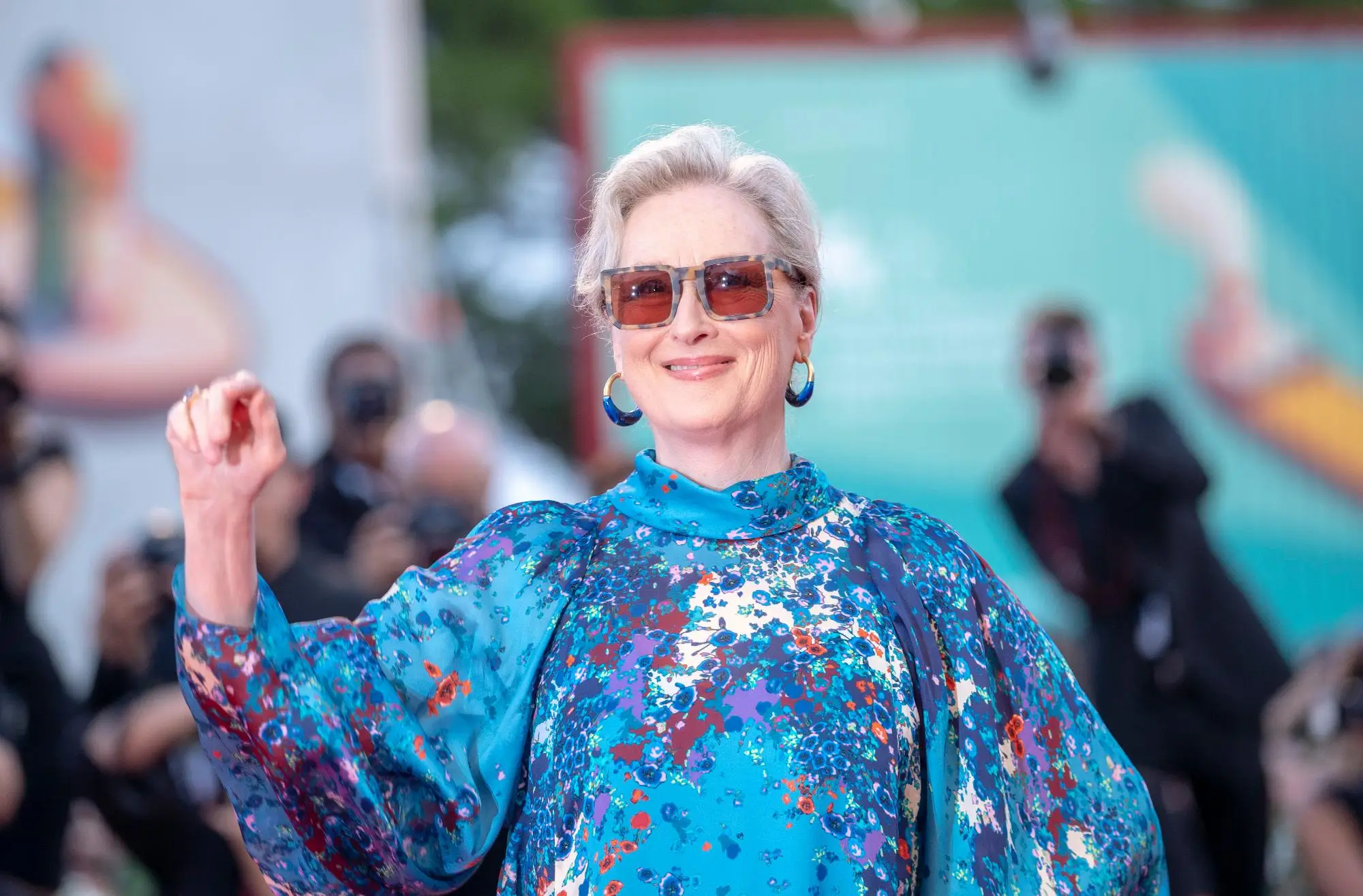 Meryl Streep za roli získala Oscara | TVGURU.cz Mávající Meryl Streep v modrém kostýmku