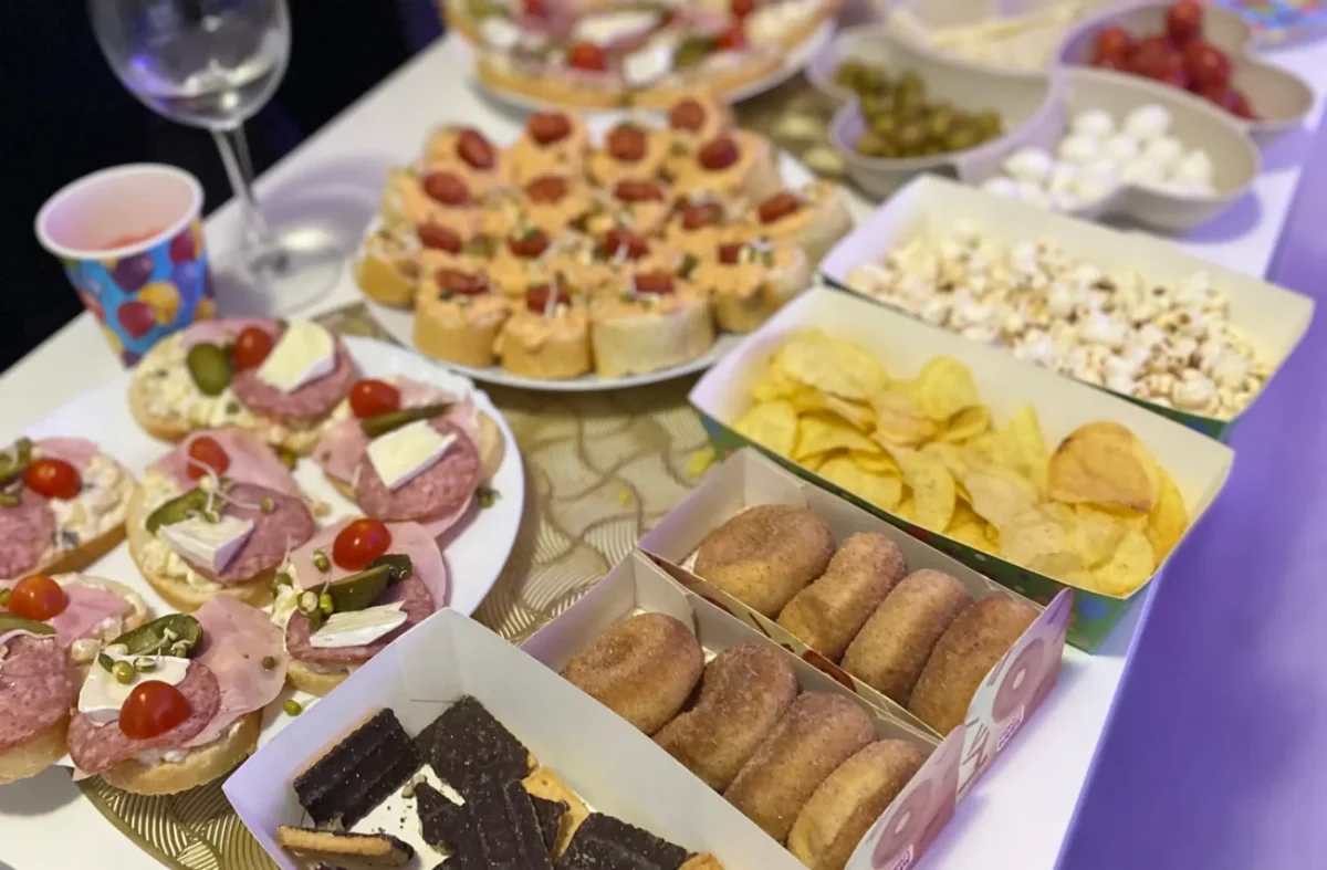 plný stůl jídla na oslavě narozenin