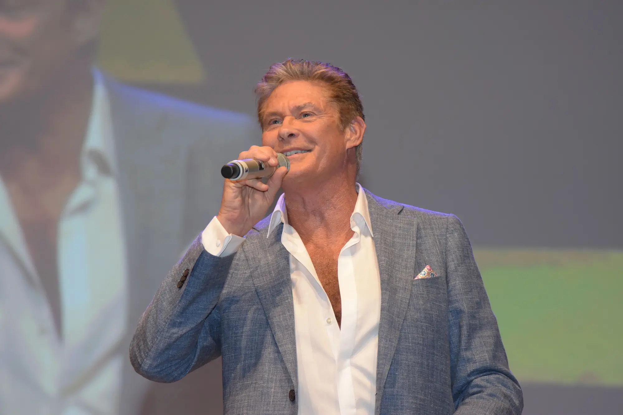Shutterstock_694093549 | TVGURU.cz David Hasselhoff mluví do mikrofonu