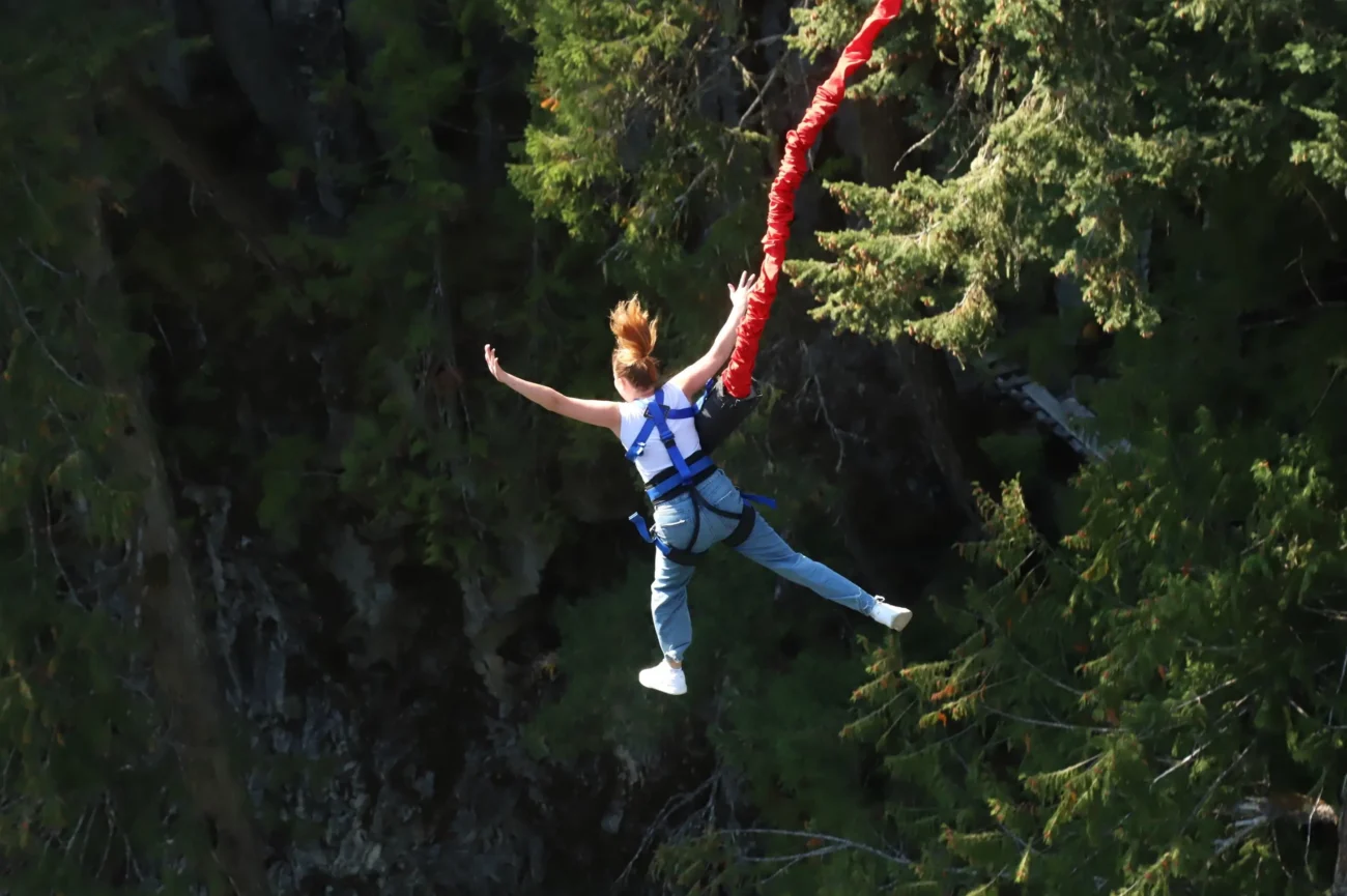 Žena skáče bungee jumping.