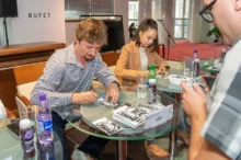 Dano Heriban se podepisuje na autogramiádě