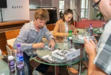 Dano Heriban se podepisuje na autogramiádě