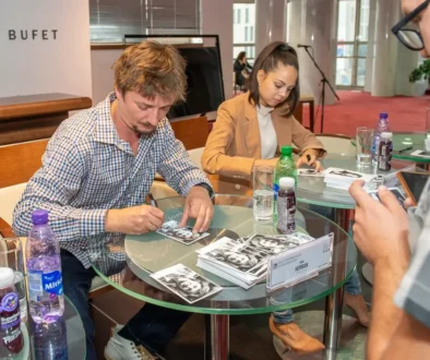 Dano Heriban se podepisuje na autogramiádě
